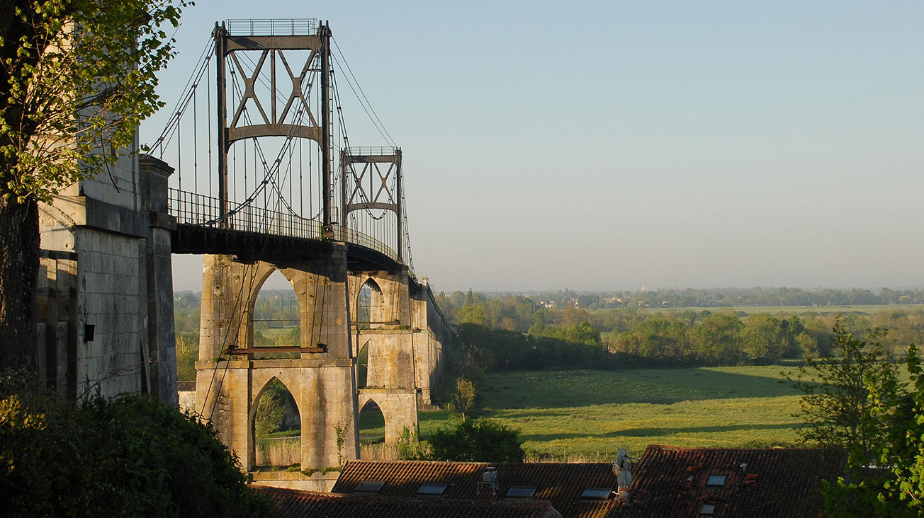 Tonnay-Charente suspension bridge