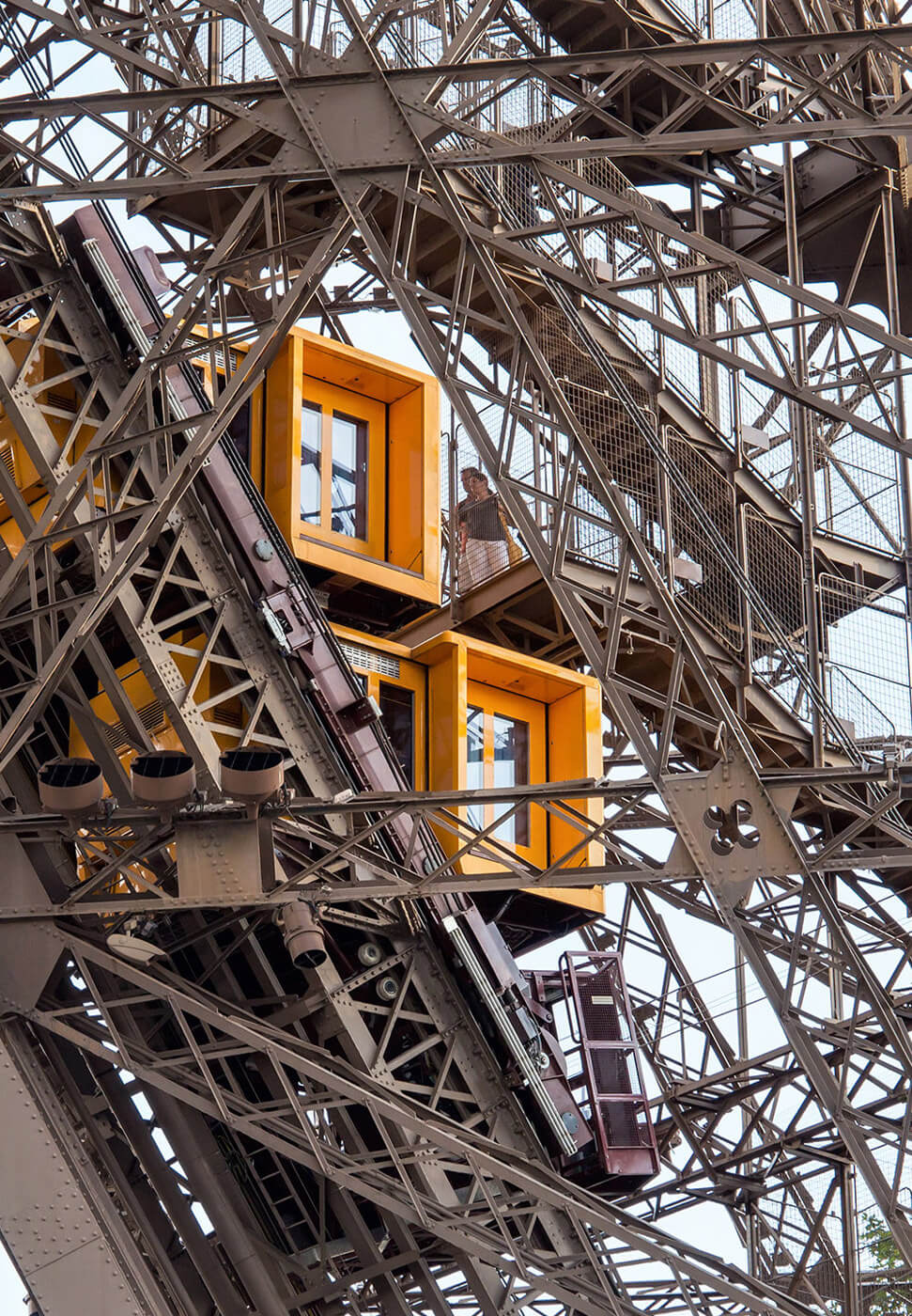 tour-eiffel-ascenseurs-savoir-faire
